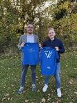 Text zum Bild, von links nach rechts: Florian Schneider (Schneider & Kissel Steuerberatung GmbH & Co. KG) und Yannik Reitz (Jugendwart Abteilung Handball) bei der Übergabe der neuen Trainingsshirts.